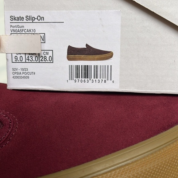 Vans WMNS Skate Slip-On Port/Gum
VN0A5FCAK10
Sneakers - Picture 3 of 16